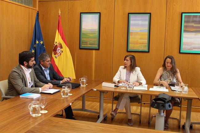 La directora del Agua se reúne con el director de Aguas gallego, Roberto Rguez. | MAPAMA ep la directoraaguareunedirectoraguas gallego roberto rguez