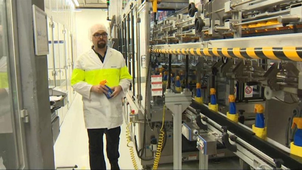 ep la fabrica de nivea en tres cantos madrid produce y dona 5000 botellas diarias de soluciones