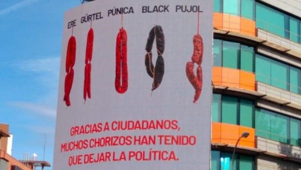 ep la fachada de la sede de ciudadanos en madrid con una imagen con chorizos para denunciar la