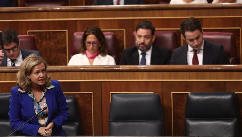 ep la ministra de economia en funciones nadia calvino responde a las preguntas de los grupos