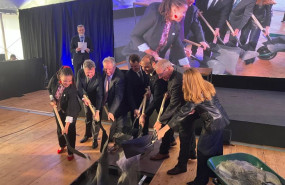 ep las autoridades en el momento de colocar la primera piedra de la ampliacion de la planta de elian