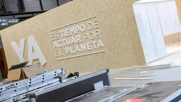 ep letras en la pared que dicen ya es tiempo de actuar por el planeta en uno de los pabellones de la