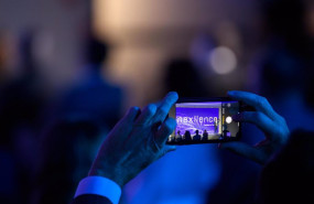 ep logo de nexllence la nueva consultora tecnologica de glintt en un telefono movil