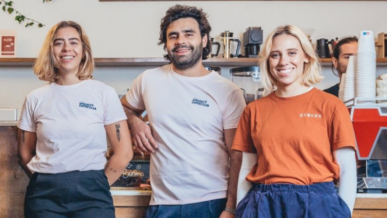 Los emprendedores Ximena, Paloma y Alexis han impulsado de la mano la cafetería Simona en San Sebastián, gracias al apoyo financiero de MicroBank | CAIXABANK ep los emprendedores ximena paloma y alexis han impulsado de la mano la cafeteria simona en san