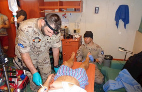 ep militares espanoles atienden al tripulante herido del buque de bandera alemana