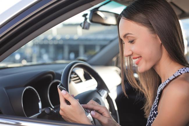 Mujer utilizando smartphone en el coche | EASYPARK ep mujer utilizando smartphonecoche