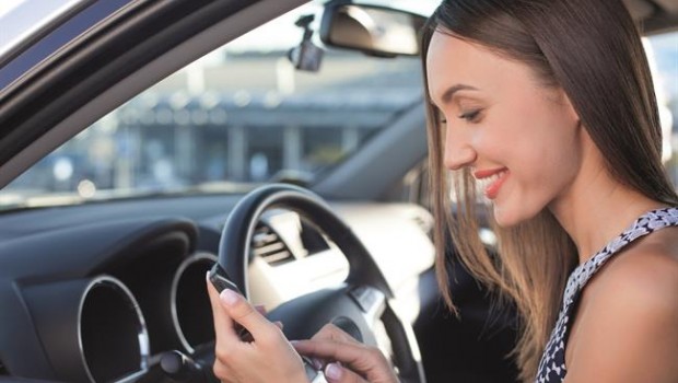 ep mujer utilizando smartphonecoche