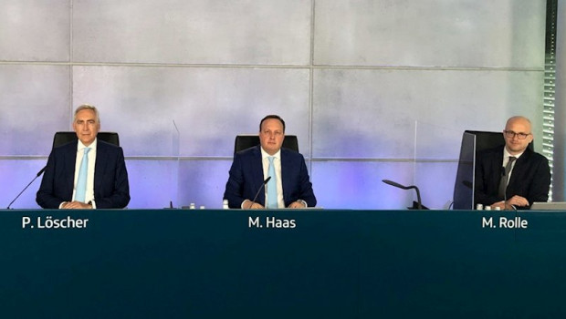 ep peter lscher markus haas y markus rolle en la junta de accionistas virtual de telefonica ep peter lscher markus haas y markus rolle en la junta de accionistas virtual de telefonica