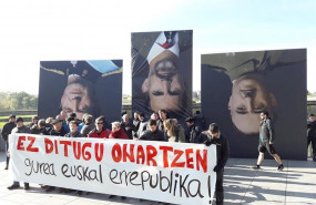 ep protesta por la presencia del rey en pamplona para presidir la entrega de la medalla de oro de la