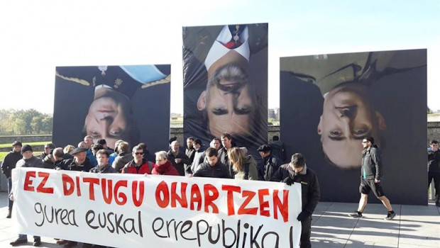 ep protesta por la presencia del rey en pamplona para presidir la entrega de la medalla de oro de la