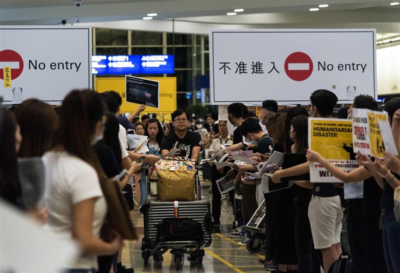 https://img6.s3wfg.com/web/img/images_uploaded/a/e/ep_protestasaeropuertohong_kong.jpg