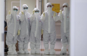 ep trabajadores medicos con trajes de seguridad para atender a enfermos por coronavirus