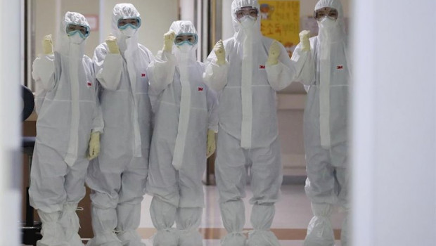 ep trabajadores medicos con trajes de seguridad para atender a enfermos por coronavirus