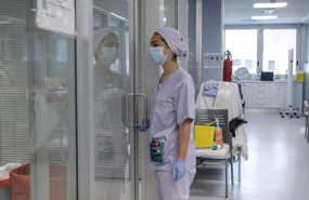 ep trabajadores sanitarios totalmente protegidos atienden a un paciente con coronavirus ingresado en