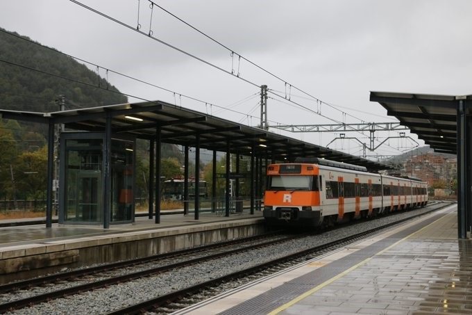 Tren de rodalies circula un dia de pluja. | @RODALIES ep tren de rodalies circula un dia de pluja