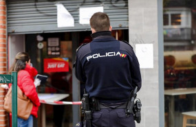 ep un agente de la policia nacional supervisa la recogida de menus infantiles en madrid