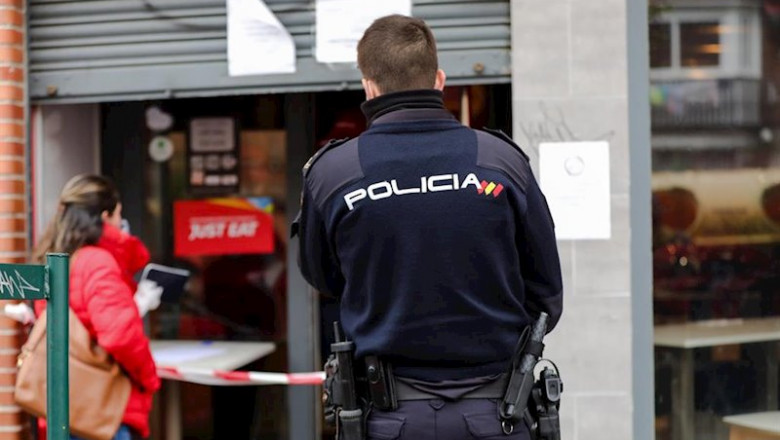 Un agente de la Policía Nacional supervisa la recogida de menús infantiles en Madrid | Jesús Hellín - Europa Press ep un agente de la policia nacional supervisa la recogida de menus infantiles en madrid