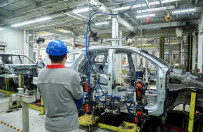 ep un trabajador en una fabrica de coches chery en china