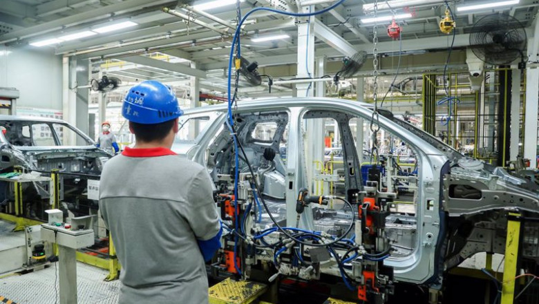 ep un trabajador en una fabrica de coches chery en china