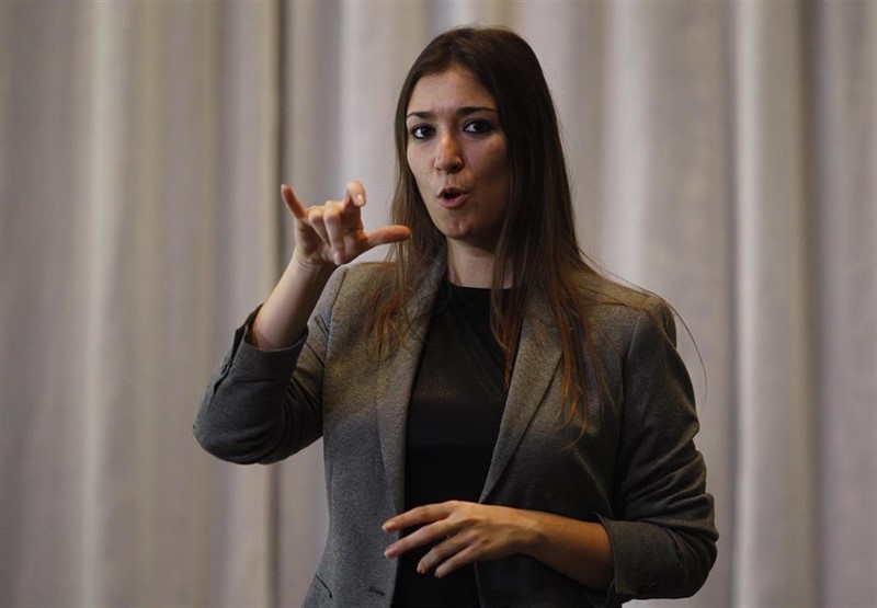 ep una mujer interpretando la lengua de signos