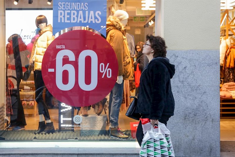 https://img6.s3wfg.com/web/img/images_uploaded/a/e/ep_una_mujer_pasea_junto_a_una_tienda_de_moda_de_madrid_en_la_que_se_ofertan_las_segundas_rebajas.jpg