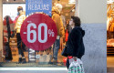 ep una mujer pasea junto a una tienda de moda de madrid en la que se ofertan las segundas rebajas