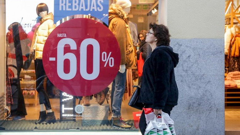 ep una mujer pasea junto a una tienda de moda de madrid en la que se ofertan las segundas rebajas ep una mujer pasea junto a una tienda de moda de madrid en la que se ofertan las segundas rebajas