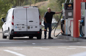 ep una persona reposta su vehiculo en una gasolinera