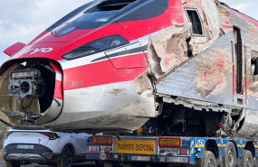 ep uno de los vagones del iryo accidentado en adamuz es transportado por una grua a 23 de enero de