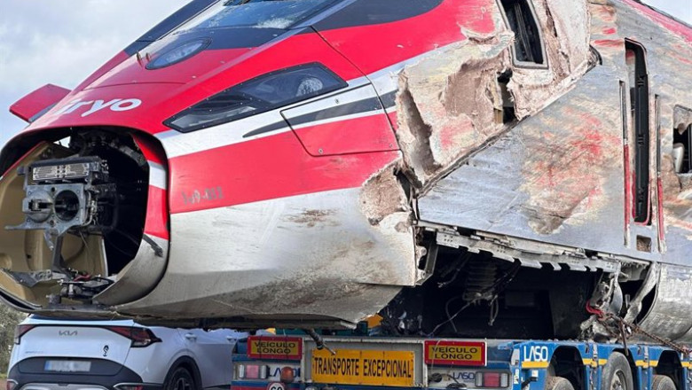 Uno de los vagones del Iryo accidentado en Adamuz es transportado por una grúa, a 23 de enero de 2026, en Audaz, Córdoba | Europa Press ep uno de los vagones del iryo accidentado en adamuz es transportado por una grua a 23 de enero de