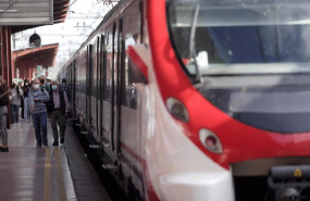 ep varios pasajeros esperan en uno de los andenes de la estacion de chamartin durante la tercera