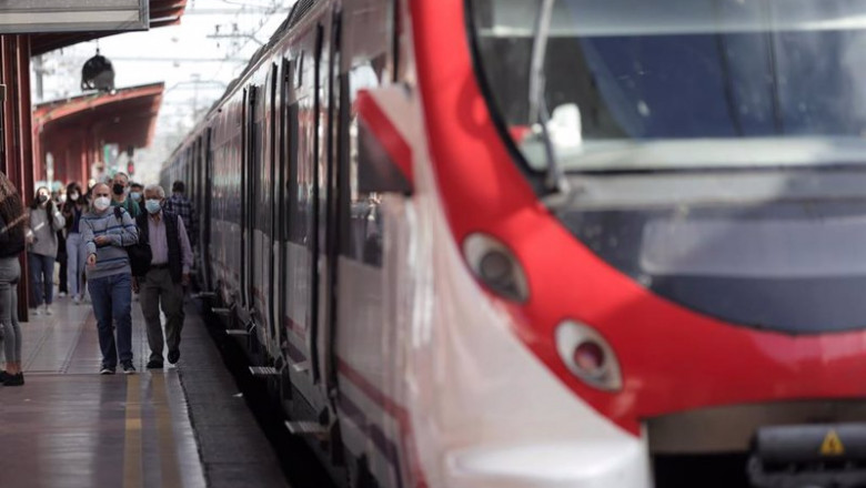 Varios pasajeros esperan en uno de los andenes de la estación de Chamartín durante la tercera jornada de huelga de maquinistas de Renfe, a 4 de octubre de 2021, en Madrid, (España). Convocados por el Sindicato Español de Maquinistas y Ayudantes Ferroviari | Eduardo Parra - Europa Press ep varios pasajeros esperan en uno de los andenes de la estacion de chamartin durante la tercera