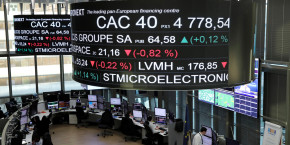 le cours de l indice boursier francais cac 40 et des informations sur le cours des actions des entreprises sont affiches sur des ecrans a la bourse de paris 20241202184739 