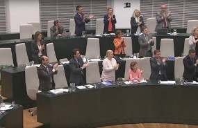 pleno ayuntamiento aplausos aguirre