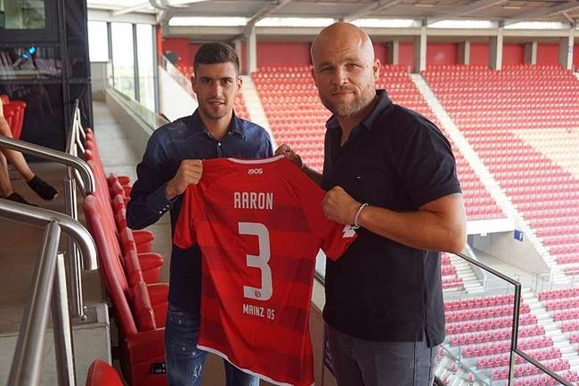 Aarón Martín, en su presentación como nuevo jugador del Mainz | FSV MAINZ 05 ep aaron martin enpresentacionnuevo jugadormainz
