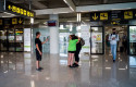 ep archivo   dos personas se abrazan en el aeropuerto de palma de mallorca en palma de mallorca