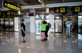 ep archivo   dos personas se abrazan en el aeropuerto de palma de mallorca en palma de mallorca