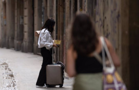 ep archivo dos turistas con maletas en el centro de barcelona ep archivo dos turistas con maletas en el centro de barcelona