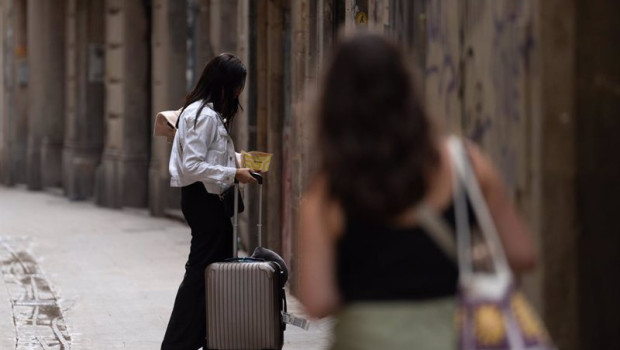 ep archivo   dos turistas con maletas en el centro de barcelona
