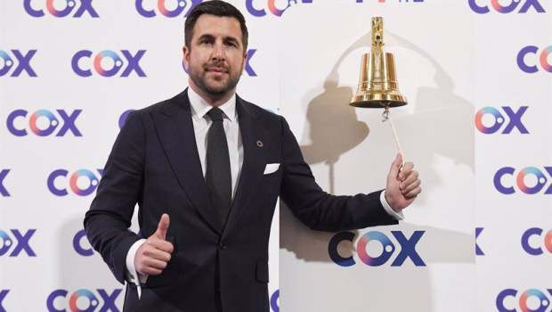 ep archivo el ceo de cox enrique riquelme toca la campana durante la ceremonia de salida a bolsa ep archivo el ceo de cox enrique riquelme toca la campana durante la ceremonia de salida a bolsa