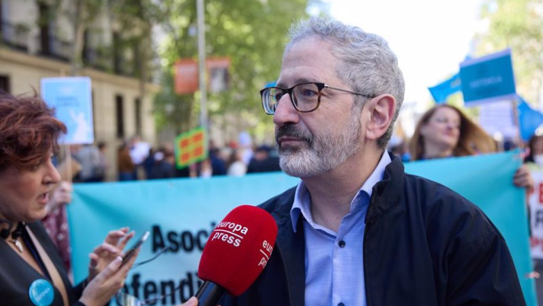 ep archivo el diputado de sumar carlos martin frece declaraciones a los medios durante una ep archivo el diputado de sumar carlos martin frece declaraciones a los medios durante una