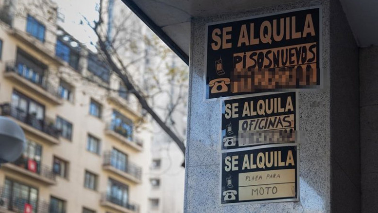 ep archivo   foto de archivo carteles de se alquila pegados en un edificio a 28 de diciembre de 2022