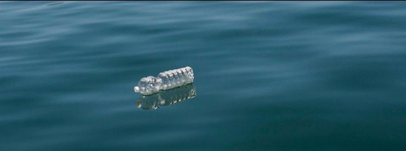 Archivo - Imagen de una botella de plástico en el mar | LA RED DE VIGILANTES MARINOS - Archivo ep archivo imagen de una botella de plastico en el mar