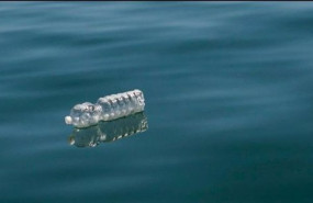 ep archivo   imagen de una botella de plastico en el mar