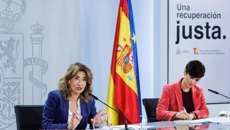 Archivo - La ministra de Transportes, Movilidad y Agenda Urbana, Raquel Sánchez (i), y la ministra Portavoz, Isabel Rodríguez, comparecen tras la reunión del Consejo de Ministros en Moncloa, a 18 de enero de 2022, en Madrid, (España). | EUROPA PRESS/A.MARTÍNEZ.POOL - Europa Press ep archivo la ministra de transportes movilidad y agenda urbana raquel sanchez i y la ministra