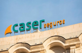 ep archivo   logo de la copania de seguros caser en la azotea de una edificio