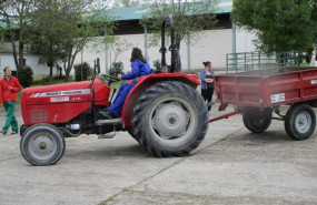 ep archivo   mujer conduciendo un tractor