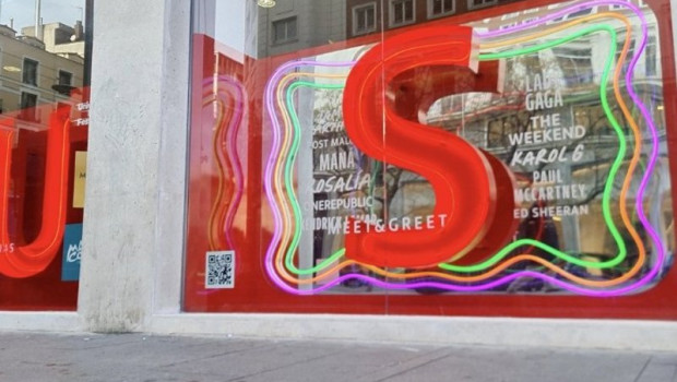 ep archivo   nuevo escaparate de banco santander en gran via n 80