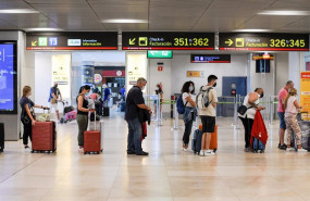 ep archivo   pasajeros hacen cola en la terminal t1 del aeropuerto adolfo suarez madrid barajas en