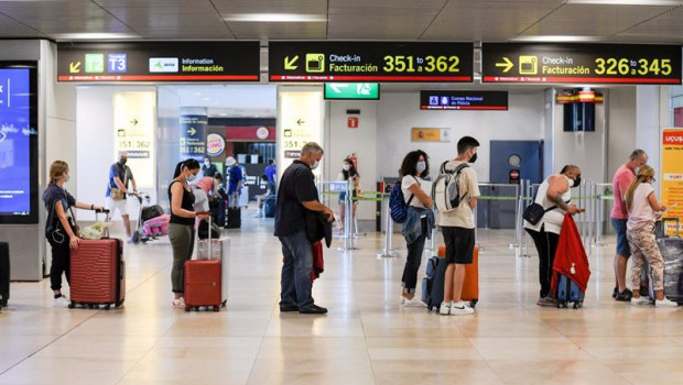 ep archivo   pasajeros hacen cola en la terminal t1 del aeropuerto adolfo suarez madrid barajas en